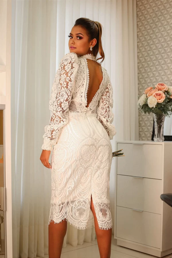 Vestido midi de noiva em renda com gola alta e mangas longas