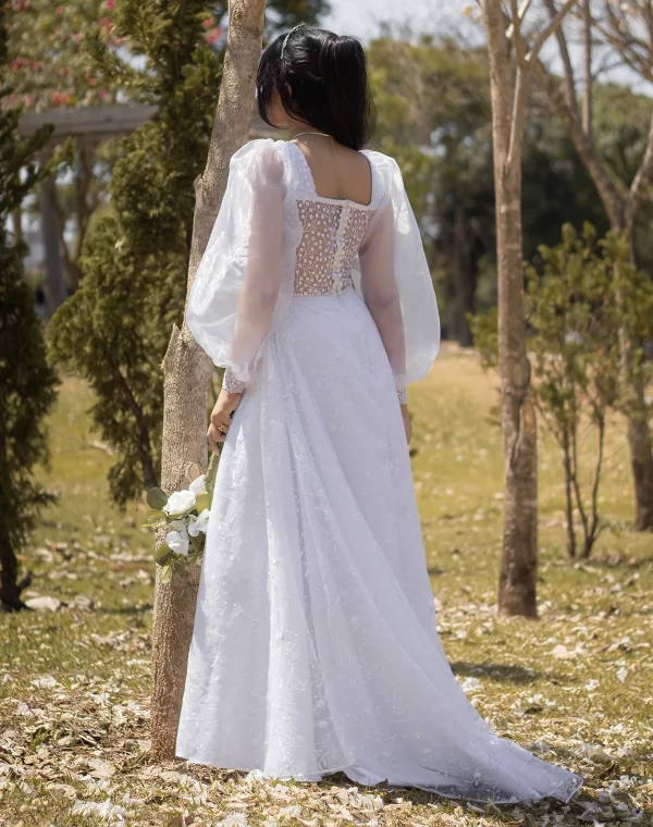 Vestido de Noiva com Decote Reto e Mangas Longas em Tule Bordado – Clássico, Romântico e Atemporal
