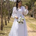 Vestido de noiva com cauda tule bordado Vestido de Noiva com Decote Reto e Mangas Longas em Tule Bordado – Clássico, Romântico e Atemporal