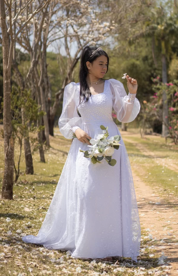 Vestido de Noiva com Decote Reto e Mangas Longas em Tule Bordado – Clássico, Romântico e Atemporal