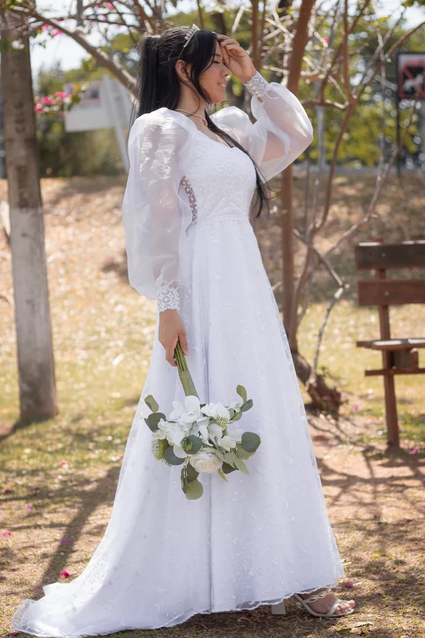 Vestido de Noiva com Decote Reto e Mangas Longas em Tule Bordado – Clássico, Romântico e Atemporal