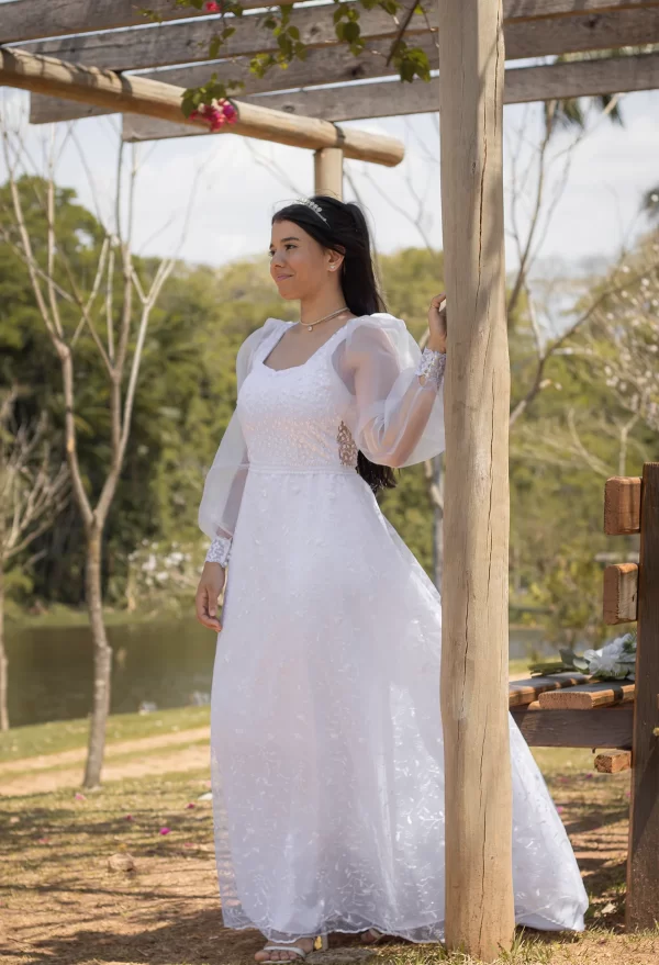Vestido de Noiva com Decote Reto e Mangas Longas em Tule Bordado – Clássico, Romântico e Atemporal