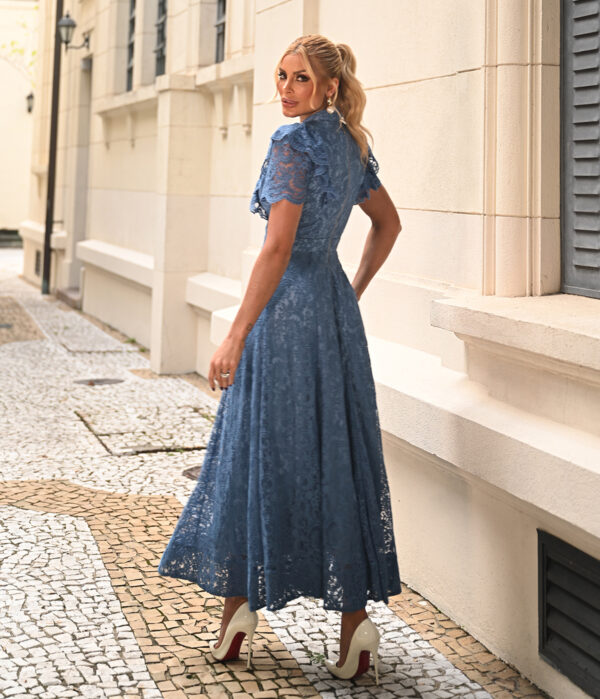 Vestido Midi de Renda Azul com Gola Alta e Babados