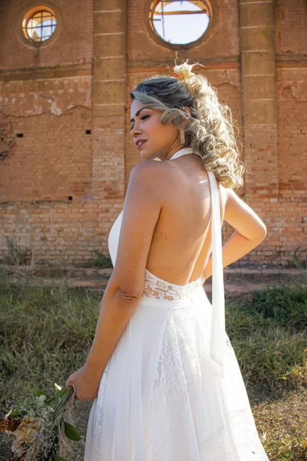 Vestido de Noiva Longo Halter com Costas Abertas e Renda