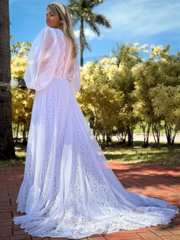 Vestido de Noiva Longo em Renda com Manga Longa em Tule Poá e Cauda