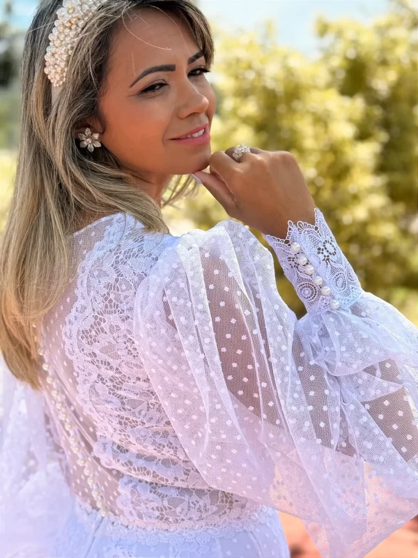 Vestido de Noiva Longo em Renda com Manga Longa em Tule Poá e Cauda