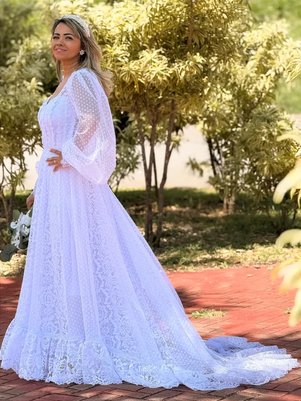 Vestido de Noiva Longo em Renda com Manga Longa em Tule Poá e Cauda