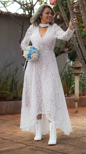 Vestido Renda Noiva Civil — Manga Longa, Decote V e Barra Assimétrica