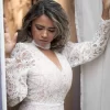 Vestido de Noiva Civil em Renda com Manga Longa, Decote V e Barra Assimétrica