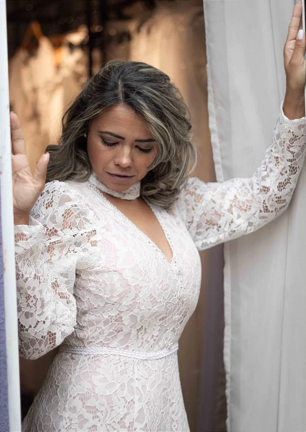 Vestido de Noiva Civil em Renda com Manga Longa, Decote V e Barra Assimétrica