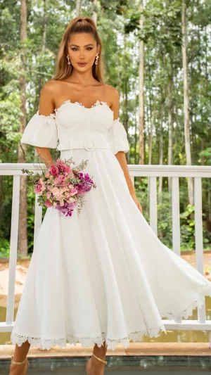 Vestido noiva midi ombro a ombro, manga ciganinha e barra de renda