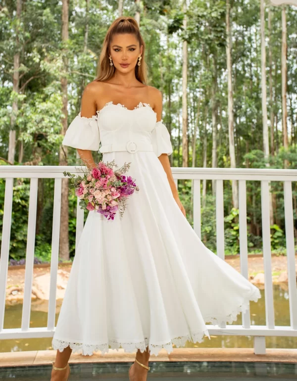 Vestido noiva midi ombro a ombro, manga ciganinha e barra de renda