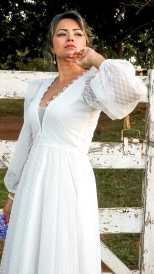 Vestido de Noiva Midi em Tule Poá com Mangas Longas e Decote V