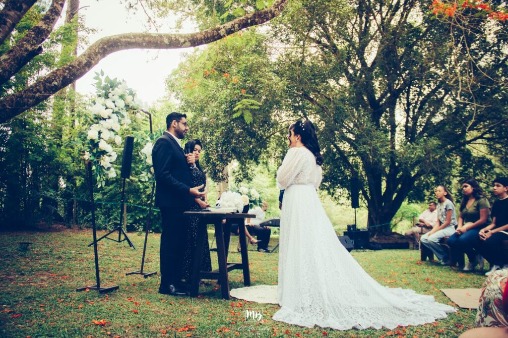 Vestido de noiva com cauda longa