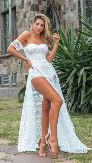 Vestido de Noiva Tule Bordado com Fenda Dupla e Manga Caída