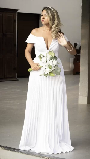 Vestido noiva ombro a ombro com saia plissada
